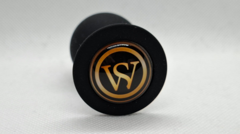 Czarny korek analny Sassy World Noir z złotym logo w limitowanej edycji