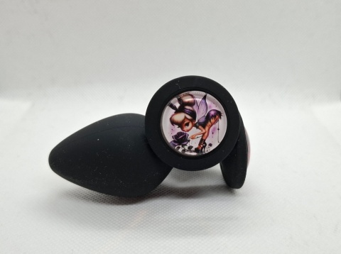 Czarny korek analny z silikonowym wykończeniem i ilustracją seksownej wróżki z fioletową różą – edycja kolekcjonerska FairyButt.
