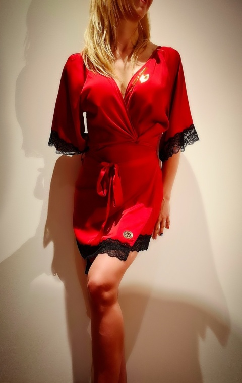 Kobieta w czerwonym satynowym szlafroku z czarną koronką – kolekcja Sassy World
