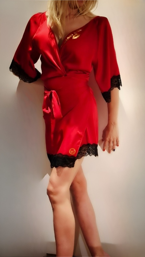Kobieta w czerwonym satynowym szlafroku z czarną koronką – kolekcja Sassy World