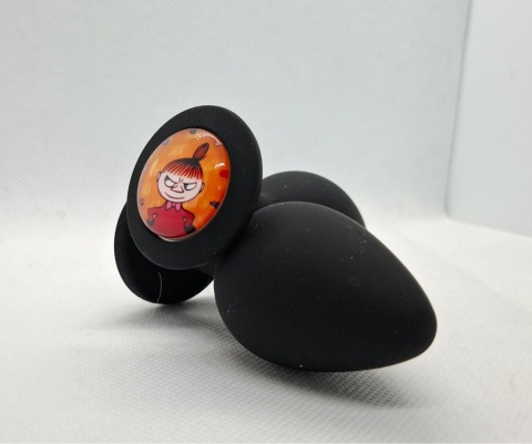 Czarny korek analny „Mała Mi” – silikonowy butt plug z grafiką postaci Małej Mi na pomarańczowym tle.