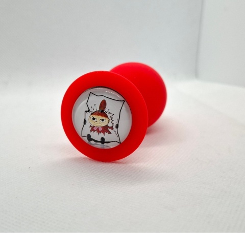 Czerwony korek analny „Mała Mi – Rebel” – silikonowy butt plug z grafiką buntowniczej Małej Mi „wyrywającej się z kartki”.
